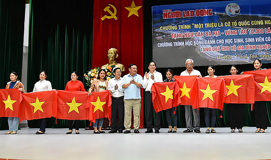 Charm Group Cùng Ban Liên Lạc Học Sinh Miền Nam Trung Ương Trao Tặng 100 suất học bổng và 10000 lá cờ tổ quốc cho ngư dân tại Huyện Xuyên Mộc.