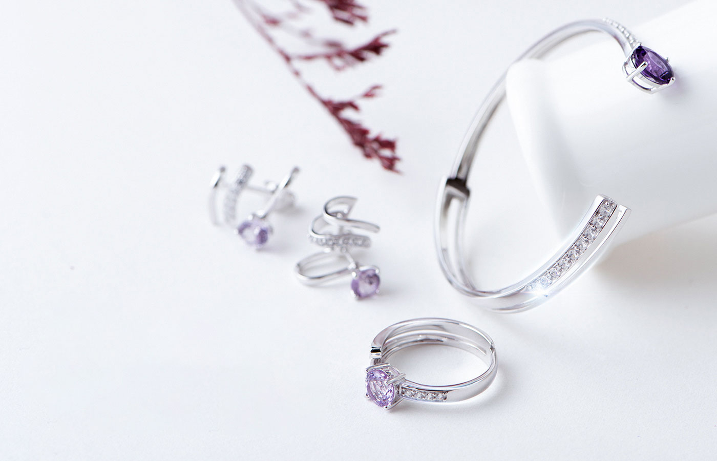 THE CHARACTERISTICS OF JEWELRY<br />
AMETHYST